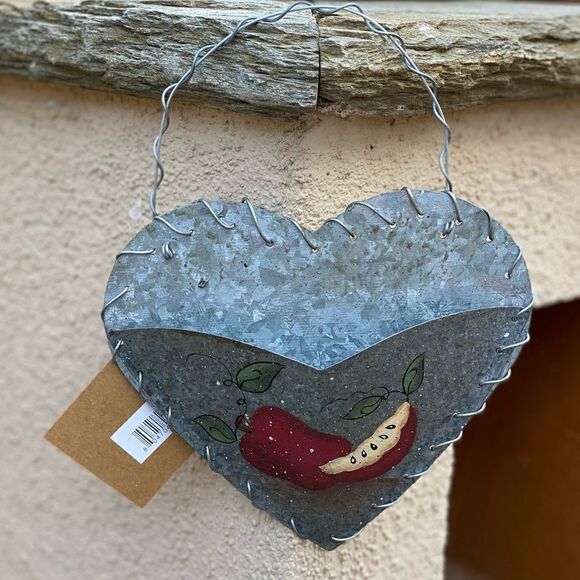🏡HANNA’s HANDIWORKS HANGING TIN HEART BASKET-Decorated with an apple motif. New - Picture 3 of 3